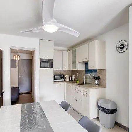 Studio In Garden Level At 5 Min From The Beach